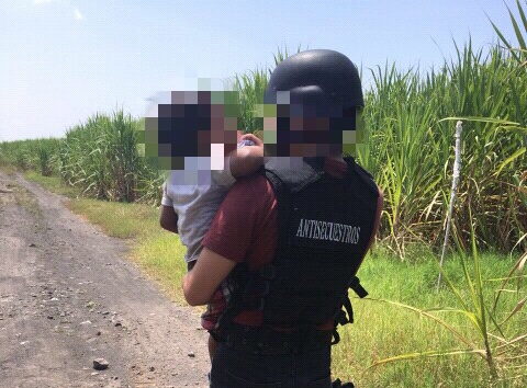 Momento en que autoridades rescatan al menor secuestrado en Tiquisate. (Foto Prensa Libre: Mingob).