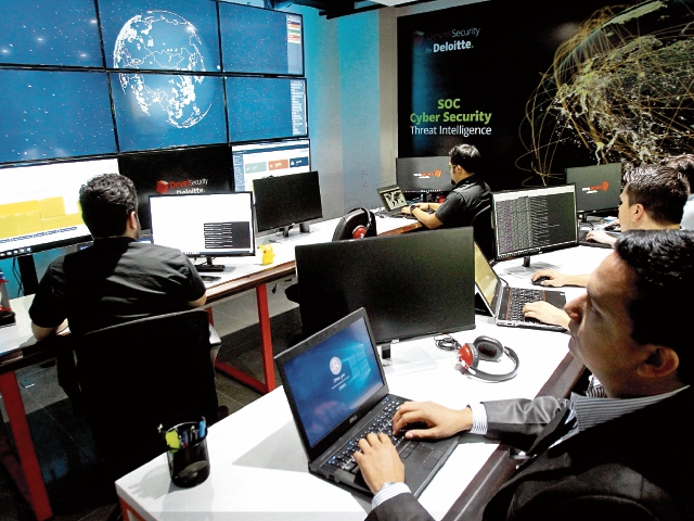 Deloitte instaló en Guatemala un laboratorio de ciberseguridad denominado Security Operation Center. En este se hace un monitoreo a la infraestructura informática de los clientes de la compañía y rastrea posibles amenazas en virus u otras anomalías. (Foto, Prensa Libre: Álvaro Interiano)