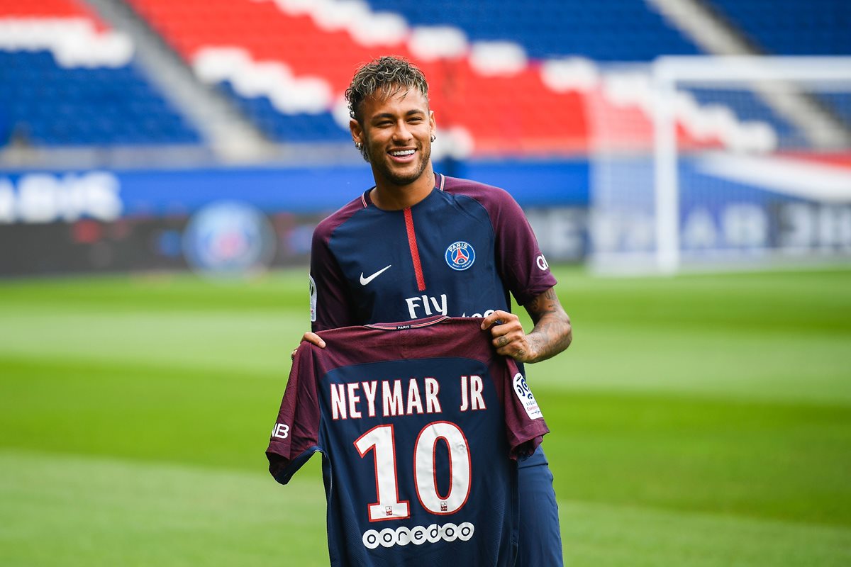Neymar luce orgulloso su nueva camisola con el dorsal 10. (Foto Prensa Libre: AFP)