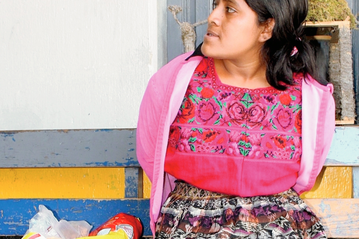 Lucía Castro  fue llevada  a la subestación de la PNC de Santa Cruz del Quiché, Quiché, con la mercadería que supuestamente robó. (Foto Prensa Libre: Óscar Figueroa)