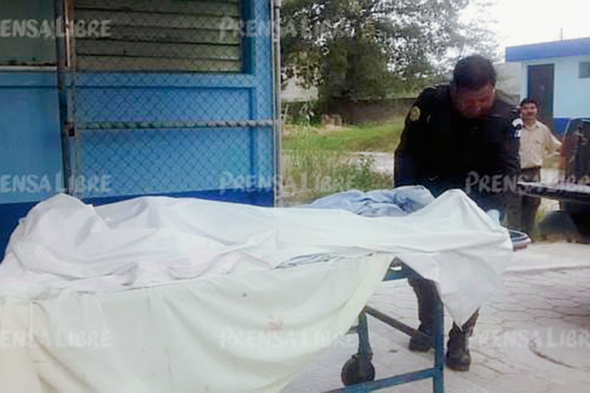 Autoridades trasladan el cadáver de la víctima a la morgue de la ciudad de Huehuetenango. (Foto Prensa Libre: Mike Castillo)