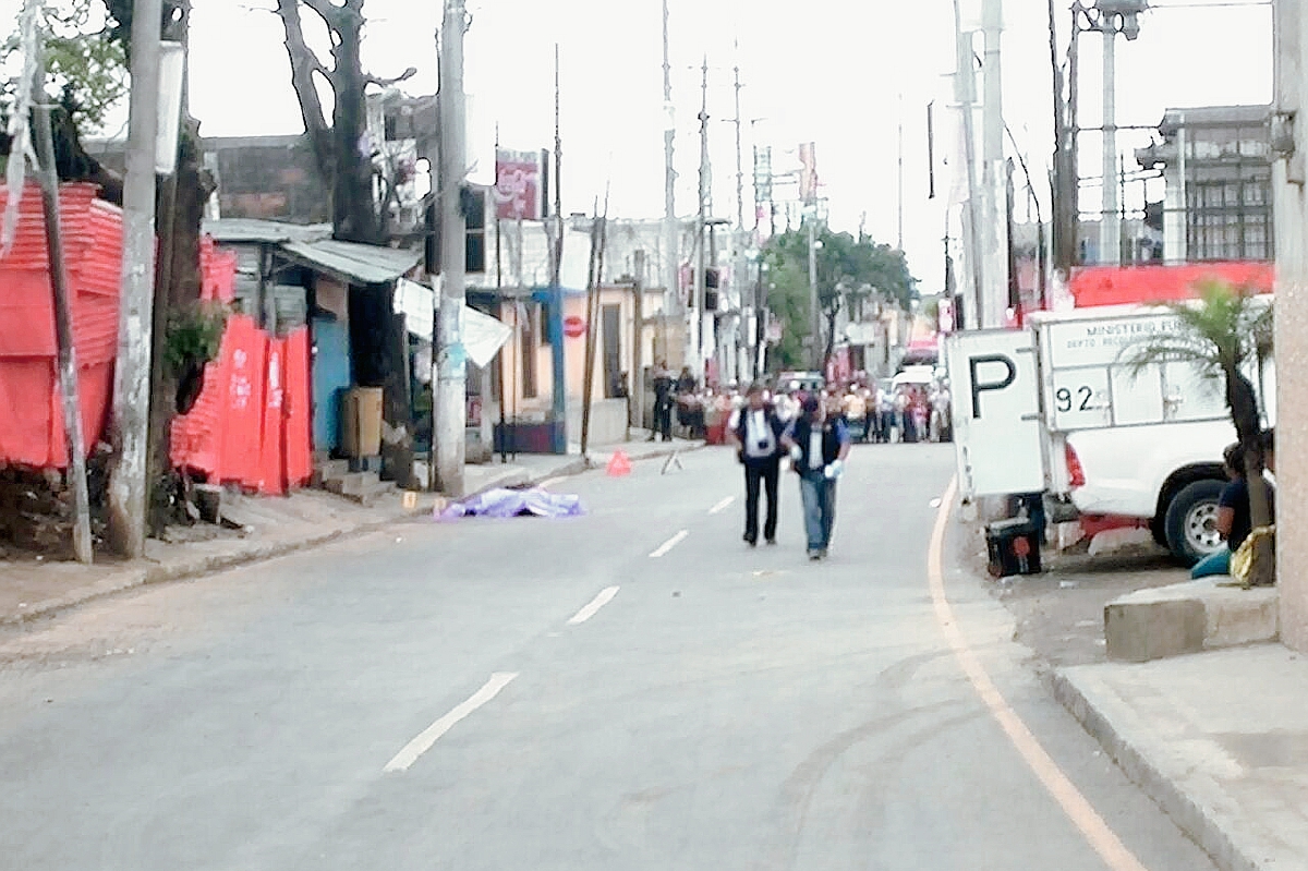 El ataque armado fue en el bulevar el Milagro frente al 36-38, zona 6 de Mixco. (Foto Prensa Libre: Erick Ávila).
