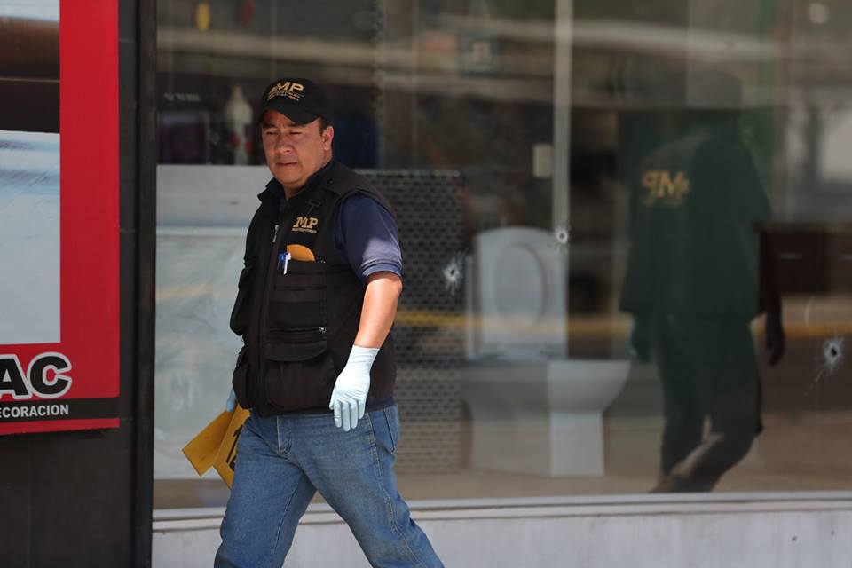 Tres disparos impactaron una vitrina de la venta de pisos en la zona 8 de Xela. (Foto Prensa Libre: Fred Rivera)