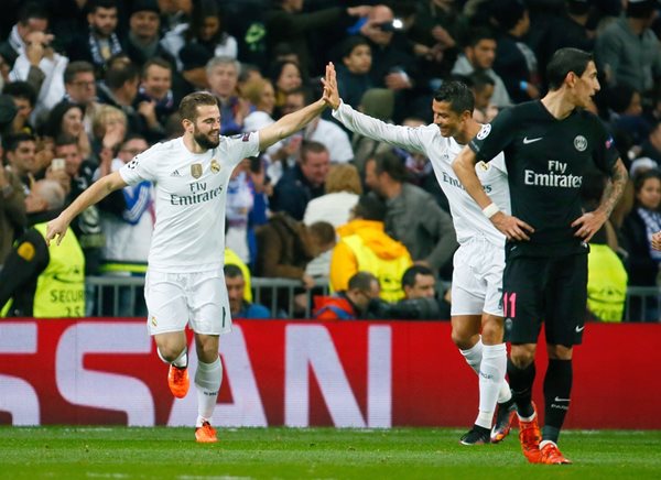 El defensa del Real Madrid Nacho Fernández celebra con su compañero CR7 el gol que le marcó al París Saint-Germain. (Foto Prensa Libre: EFE)