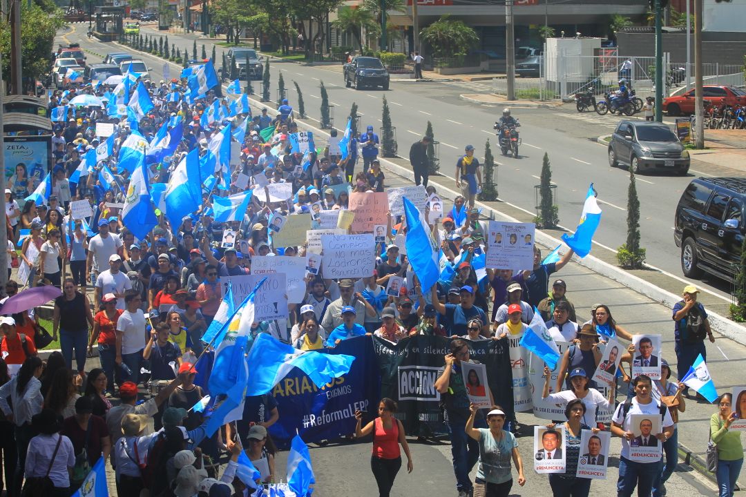 Las personas piden a los diputados legislar a favor del país y no promover mociones privilegiadas y de urgencia nacional para intereses políticos.
