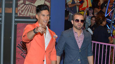 El dúo venezolano Chino y Nacho arrancó gritos y aplausos al acudir a la ceremonia. (Foto Prensa Libre: EFE).