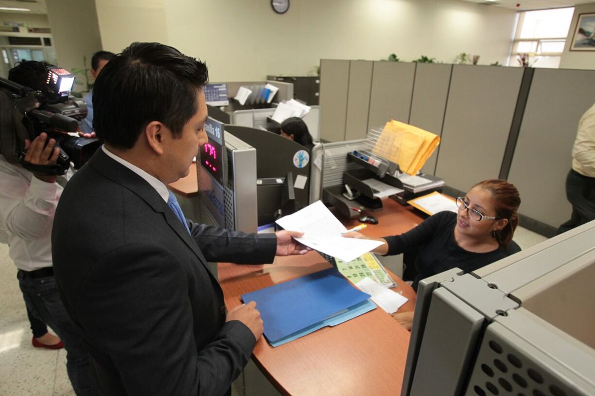 El abogado Mario René Cano presenta la denuncia en el MP. (Foto Prensa Libre: Paulo Raquec)