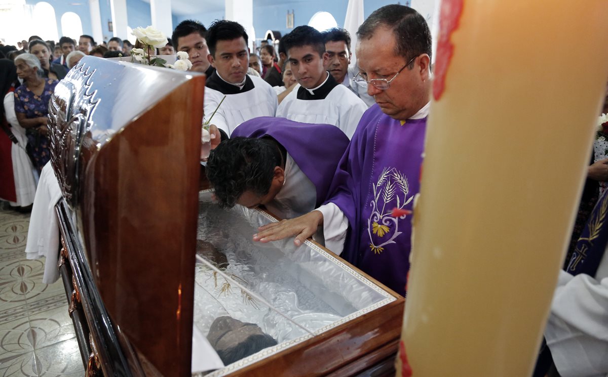 La violencia se han esañado en contra de la Iglesia Católica. En la foto sacerdotes dan el último adiós al clérigo Jose Alfredo Suarez de la Cruz que también fue aesinado. (Foto Prensa Libre: AP).