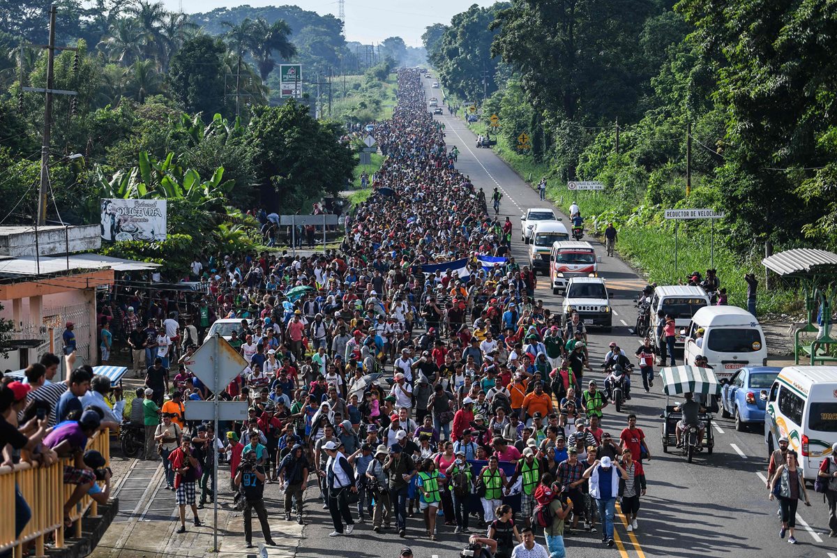 Miles de migrantes centroamericanos viajan en la caravana que partió de Honduras el pasado 13 de octubre. (Foto Prensa Lire: AFP)