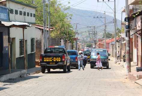 Agentes de la PNC y fiscales del MP durante uno de los cateos que se realizaron en Chiquimula. (Foto Prensa Libre: Edwin Paxtor)