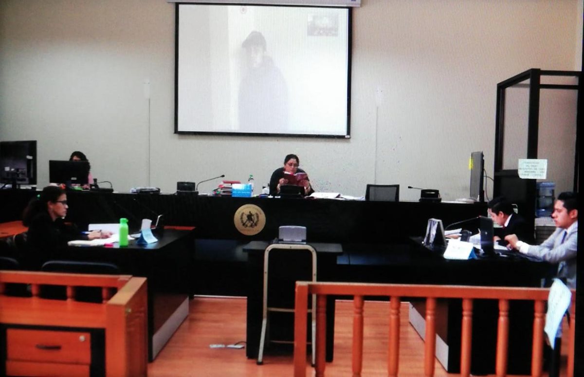 Erick David Alexander Pablo García, conocido también como "Mago" y "Soldado universal" escuchó la acusación desde la cárcel Fraijanes 2. (Foto Prensa Libre: Carlos Hernández)