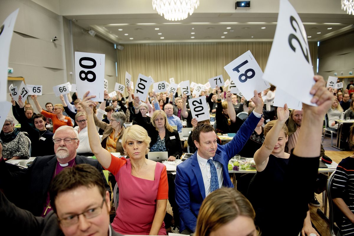 Fieles de la iglesia luterana votan durante la asamblea anual donde se aprobó el matrimonio homosexual. (Foto Prensa Libre: EFE).