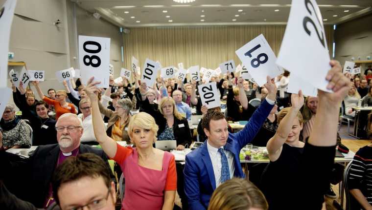 Fieles de la iglesia luterana votan durante la asamblea anual donde se aprobó el matrimonio homosexual. (Foto Prensa Libre: EFE).