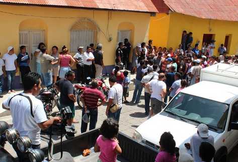 Autoridades y curiosos rodean el lugar donde fue hallado el cuerpo de una niña de 7 años en Flores, Petén. (Rigoberto Escobar)