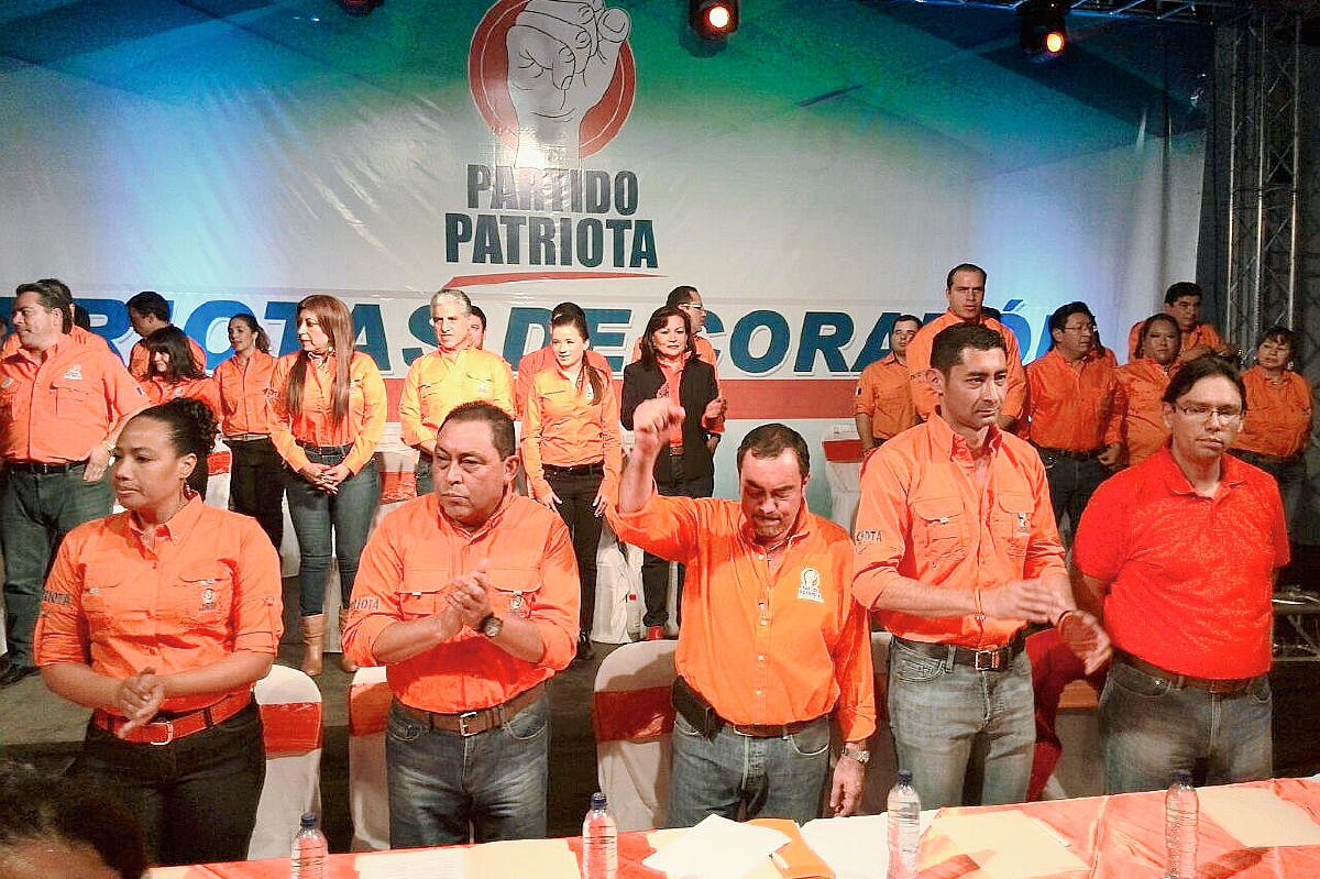 Valentín Gramajo, con el puño levantado, fue reelecto como secretario general del PP. (Foto Prensa Libre: Estuardo Paredes).