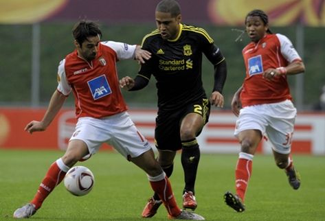 El brasileño Alan Silva, al centro, conduce el balón durante el partido frente al Liverpool. (Foto Prensa Libre: AFP)
