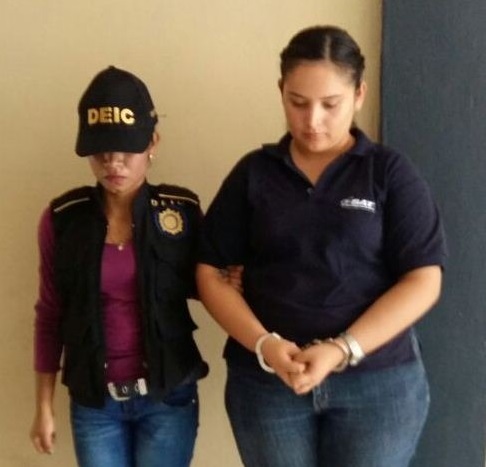 Karla Fabiola Paiz Martínez - derecha- bajo custodia de las autoridades. (Foto Prensa Libre: Dony Stewart)
