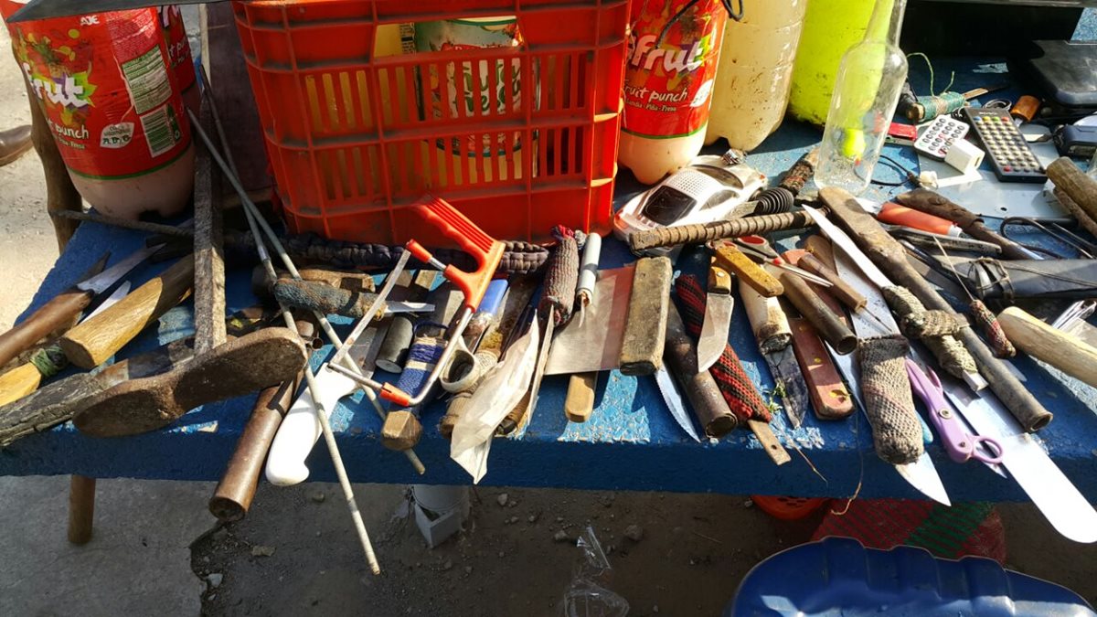 Autoridades localizan armas punzo cortantes en la cárcel Canadá, en Escuintla, luego de una requisa. (Foto Prensa Libre: SP)