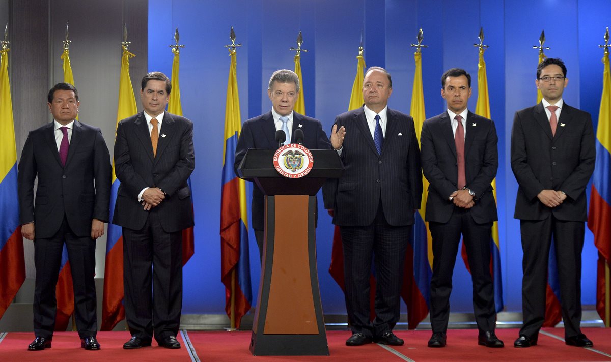 El presidente de Colombia, Juan Manuel Santos, intenta solucionar crisis fronteriza con Venezuela, en un llamado de diálogo. (AFP)