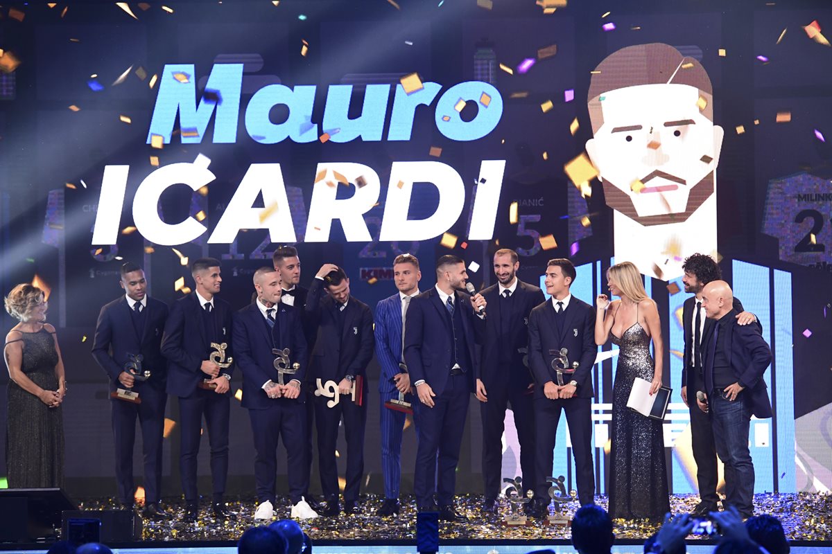 Los ganadores en la "Gran gala del calcio" que fueron premiados la noche del lunes. (Foto Prensa Libre: AFP)