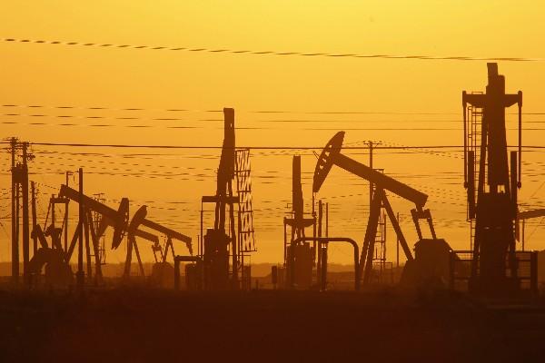 El petróleo estadounidense bajó más de un dólar y medio por barril. (Foto Prensa Libre: AFP)