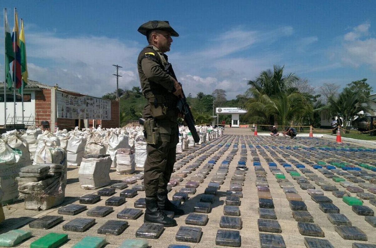 La Policía Antinarcóticos de Colombia muestra la droga incautada en el noreste del país. (Foto Prensa Libre: EFE).