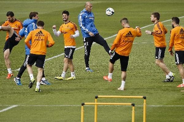 Real Madrid se prepara para recibir al Borussia Dortmund, este miércoles en el Santiago Bernabéu. (Foto Prensa Libre: EFE)
