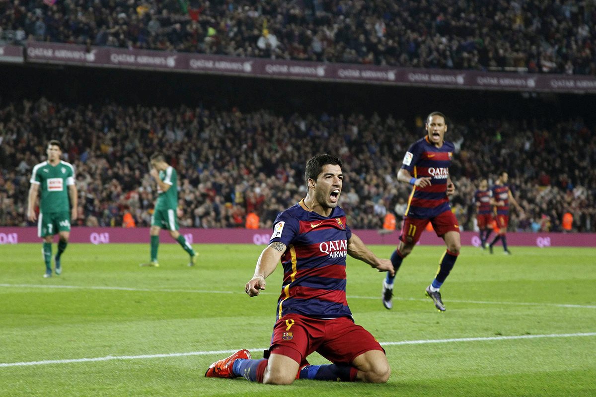 Luis Suárez anotó triplete en el duelo ante el Eibar. (Foto Prensa Libre: AFP)