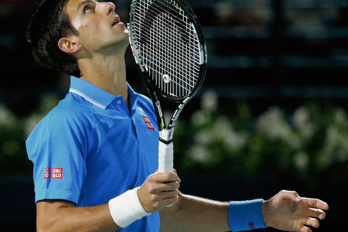Novak Djokovic festeja al asegurar su pase a la gran final del Abierto de Dubái. (Foto Prensa Libre: AFP)