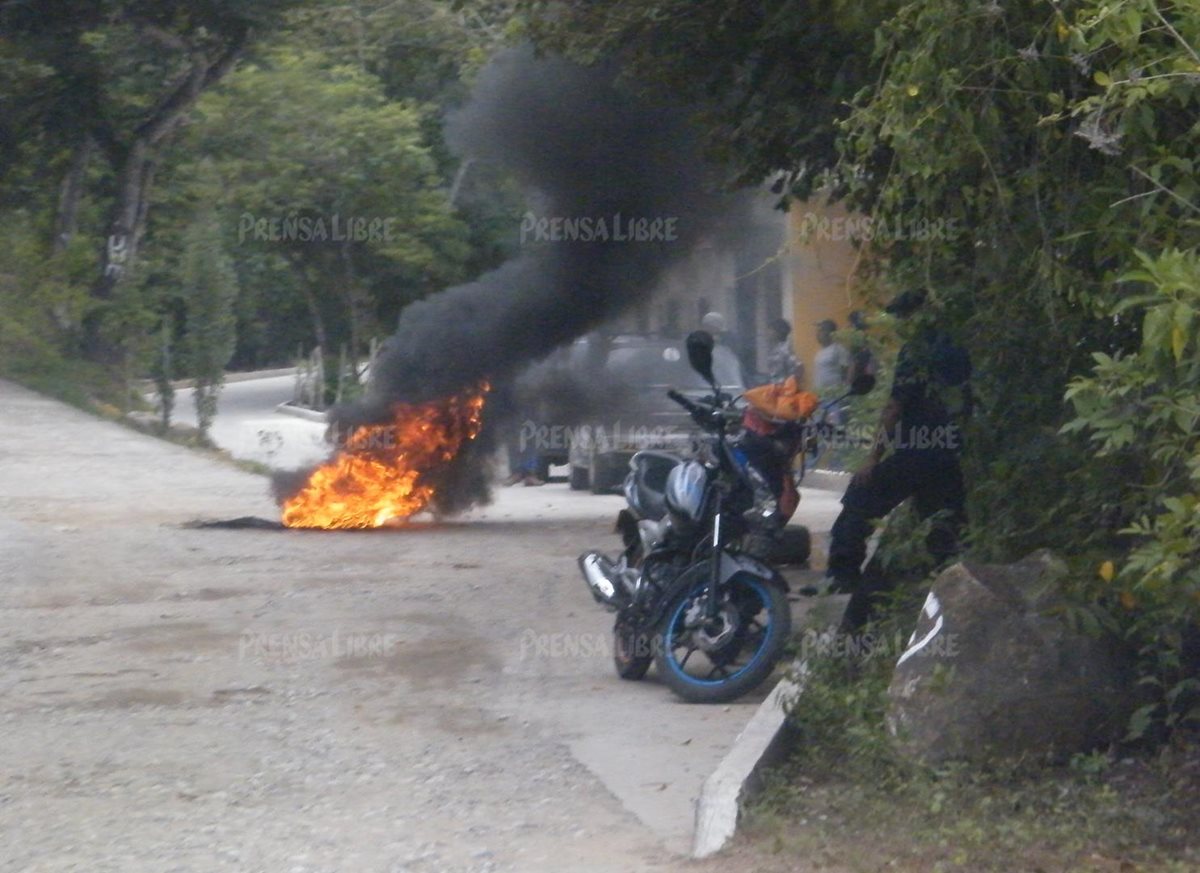 En Santo Domingo Los Ocotes, El Progreso, un grupo de vecinos incinera llantas para impedir que vehículos entren a la localidad. (Foto Prensa Libre)