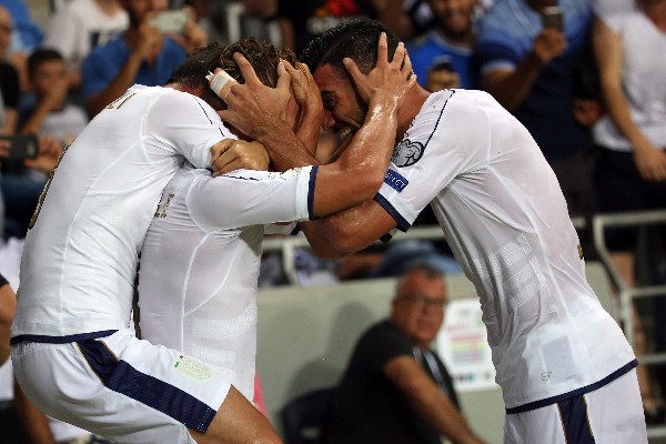 Graziano Pelle es felicitado por sus compañeros después de marcar el primer gol de Italia contra Israel. (Foto Prensa Libre: AFP).