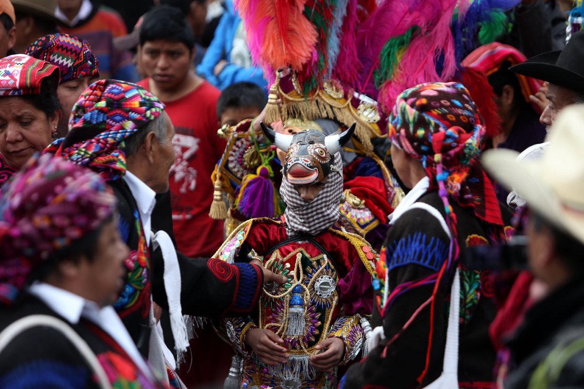 El idioma es el principal medio para adquirir, conservar y transmitir las las costumbres y tradiciones de un pueblo. En la imagen, la fiesta patronal en honor a Santo Tomás, en Chichicastenango. (Foto Prensa Libre: EFE)