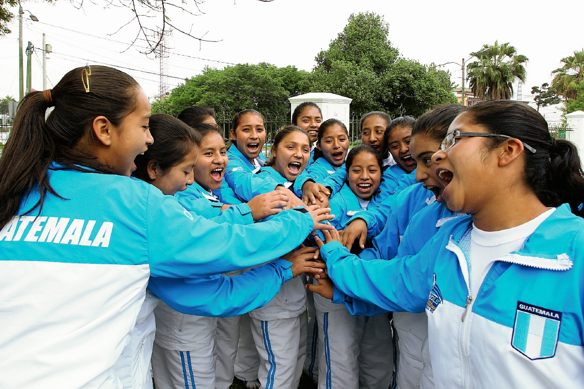 El representativo de la Escuela Villa de las Niñas están felices por la oportunidad que tienen de competir en EL Mundial Escolar de Futbol. (Foto Prensa Libre: Óscar Felipe Q.)