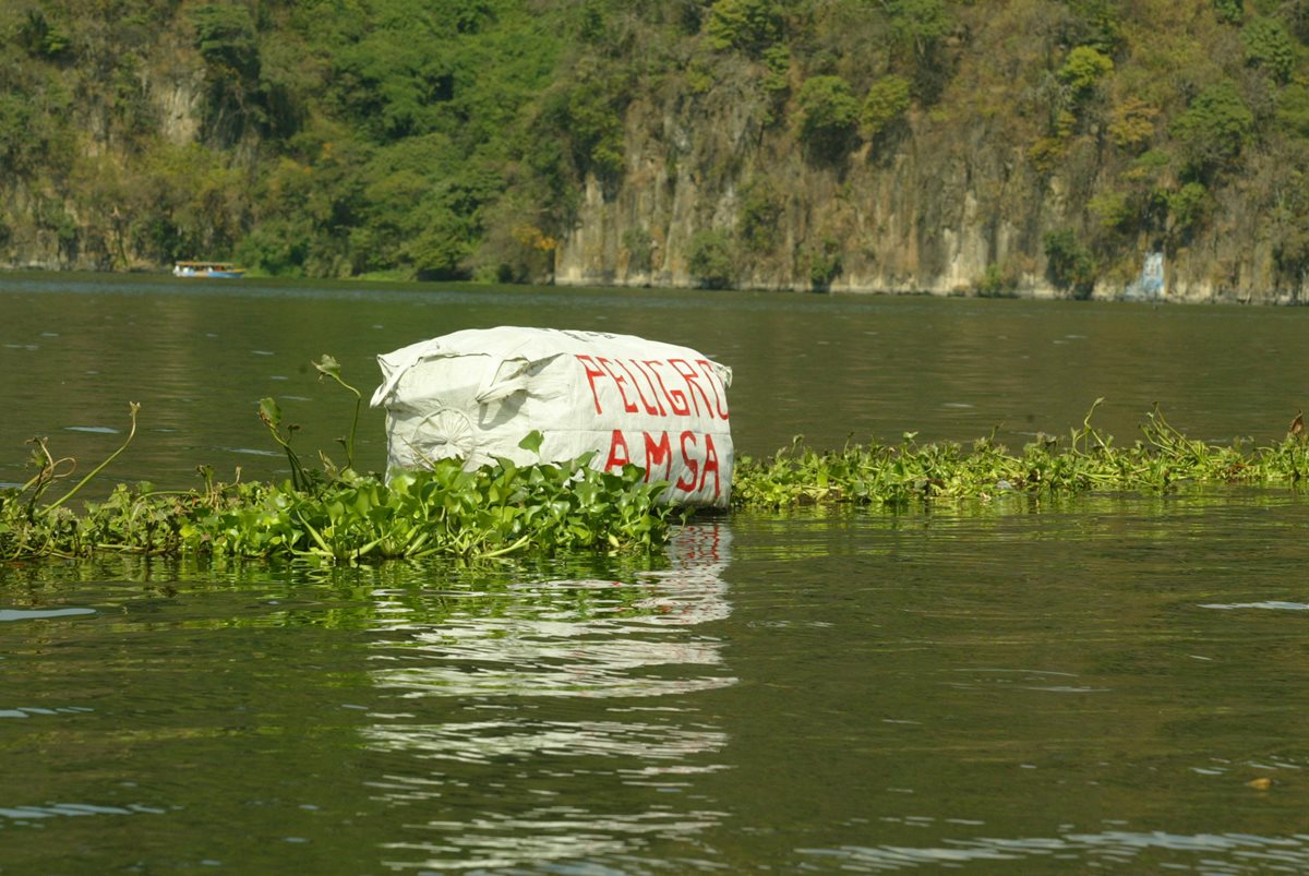 El lago de Amatitlán recibe desechos sólidos y aguas residuales sin tratamiento de los municipios vecinos (Foto Prensa Libre: Hemeroteca PL).