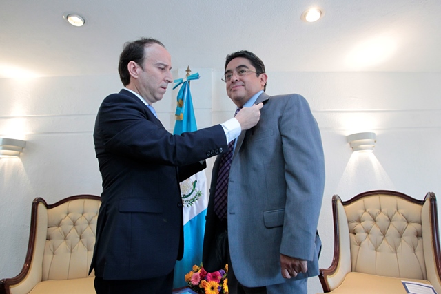 Jorge de León Duque coloca el pin que acredita a Jordán Rodas Andrade como el nuevo magistrado de conciencia. (Foto Prensa Libre: Carlos Hernández Ovalle)