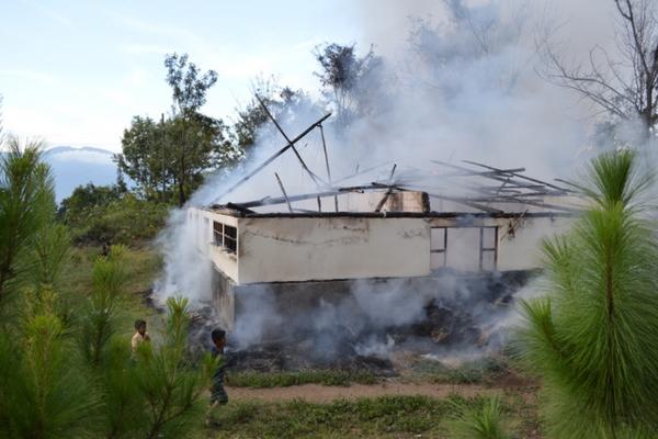 Pobladores de Santiago Atitlán aseguraron que el incendio en el centro de salud de la comunidad fue provocado. (Foto Prensa Libre: Ángel Julajuj)<br _mce_bogus="1"/>