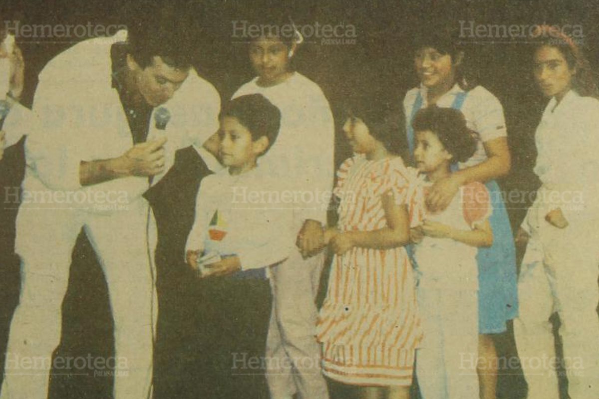 Un niño que se acercó a entregar su donativo es entrevistado por el animador mexicano Marcos Valdés. (Foto: Hemeroteca PL)