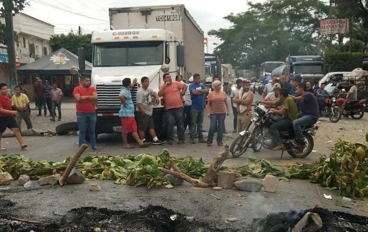 Unos 200 pobladores de Los Amates, Izabal, mantienen bloqueada la ruta al Atlántico. (Foto Prensa Libre: Dony Stewart)