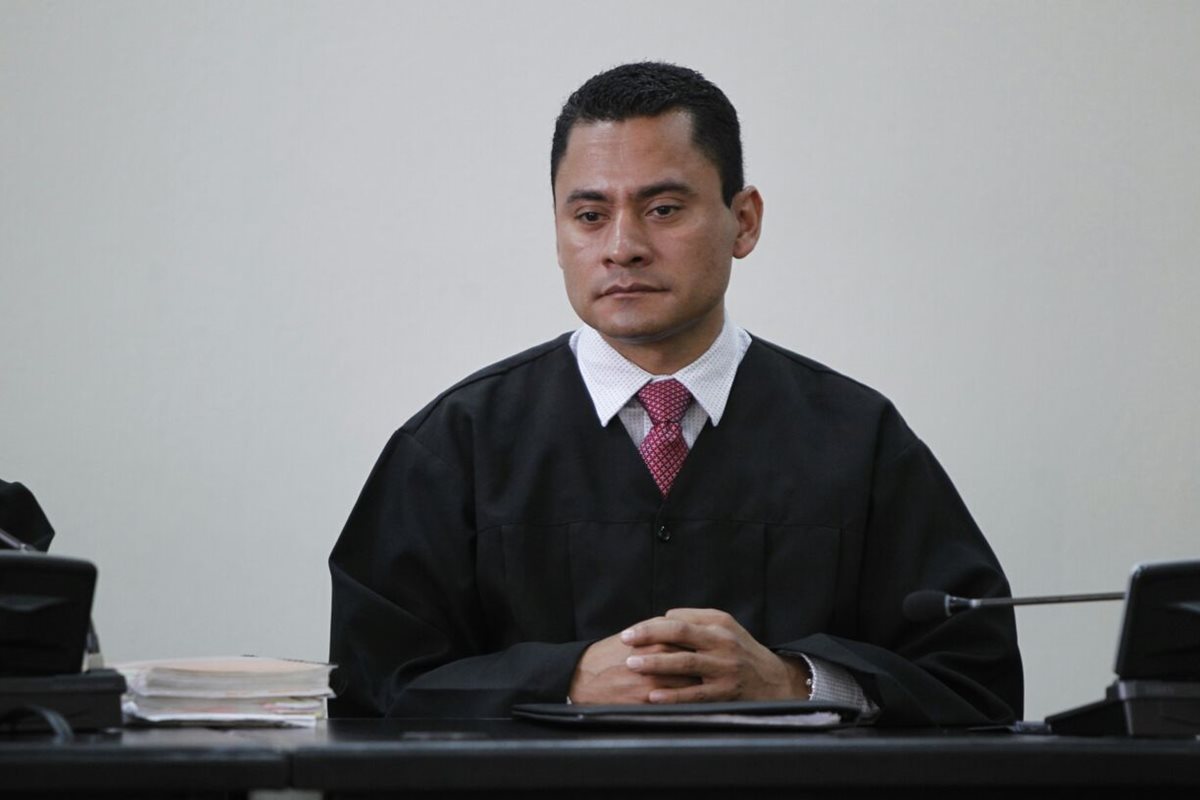 Juez Carlos Ruano denuncia presiones de la magistrada Blanca Stalling en juicio donde su hijo Otto Molina está involucrado. (Foto Prensa Libre: Paulo Raquec)