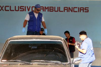 El anciano murió en la entrada a la emergencia del centro asistencial donde fue llevado. (Foto Prensa Libre: Hugo Oliva)