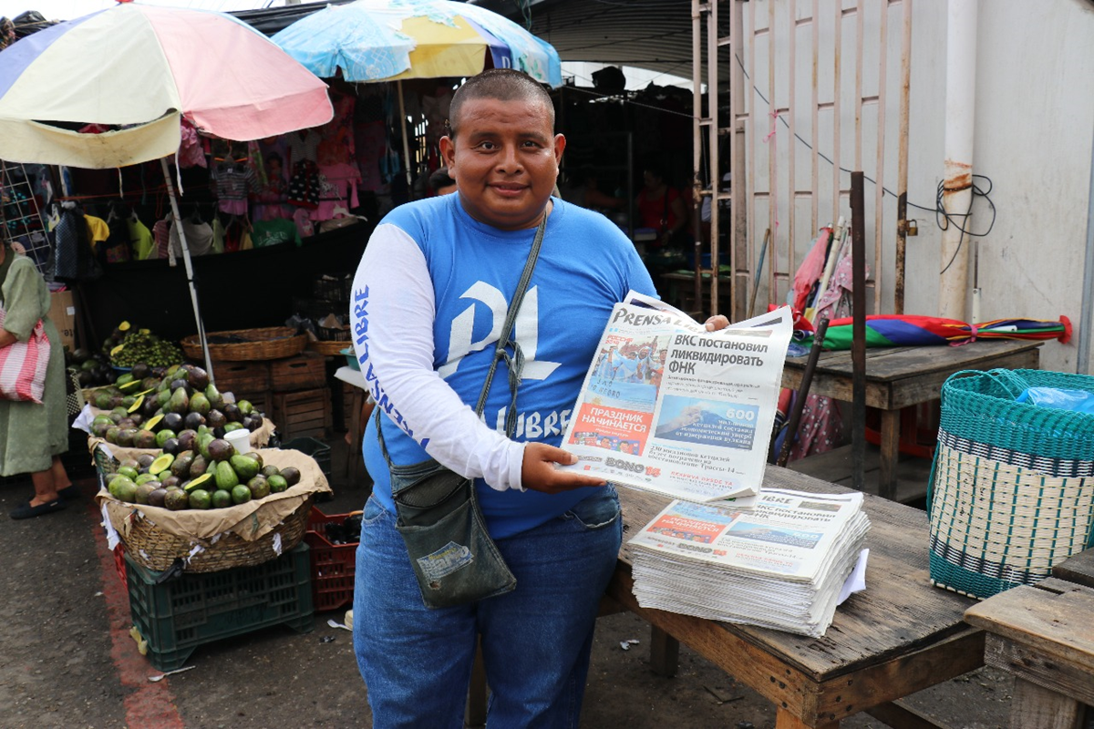 Vilin Fernando Jordán vende periódicos en la cabecera de Chiquimula. Se dedica a ese oficio por la falta de empleo formal. (Foto Prensa Libre: Mario Morales)
