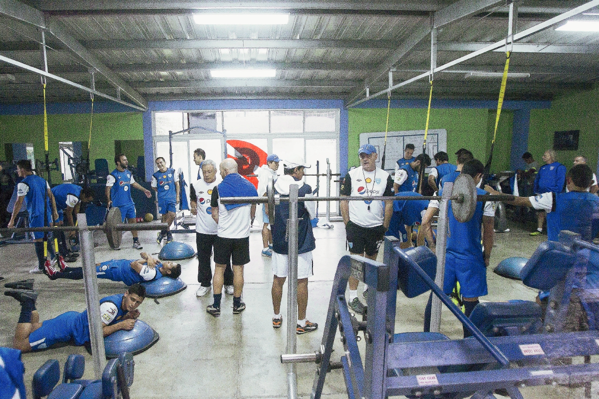 Guatemala realizó el penúltimo entrenamiento en el país en el gimnasio debido a la lluvia que cayó en la zona 15. (Foto Prensa Libre: Norvin Mendoza)