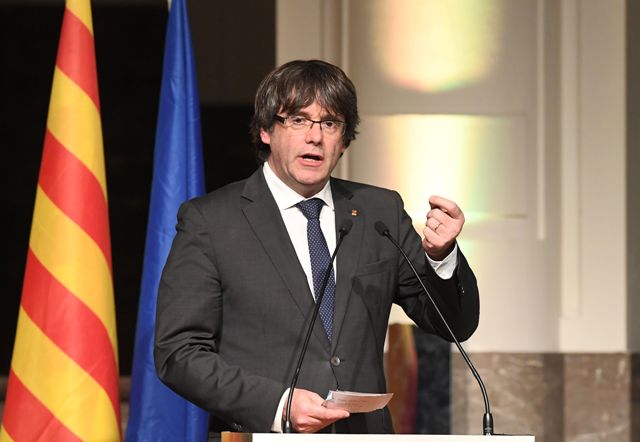 La alcaldesa de Barcelona Ada Colau, acusó este sábado al gobierno independentista de llevar a la región "al desastre" con su proyecto. (Foto Prensa Libre: AFP)