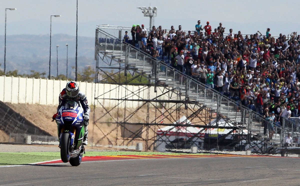 Jorge Lorenzo, enfila la recta de meta para proclamarse vencedor en la carrera del Gran Premio Aragón de MotoGP. (Foto Prensa Libre: EFE)