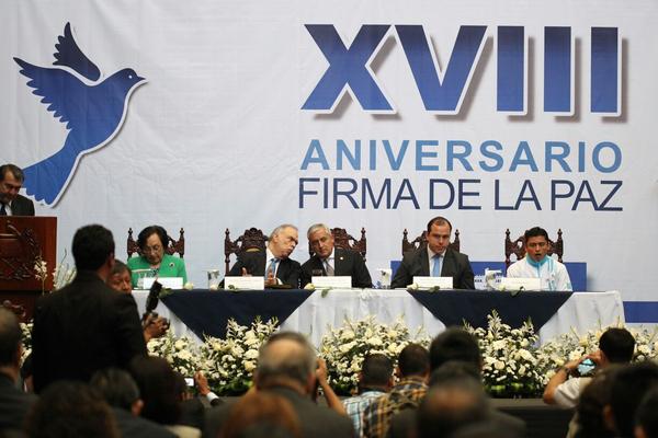Ceremonia de los 18 años de la firma de la paz en Guatemala. (Foto Prensa Libre: E. García)<br _mce_bogus="1"/>