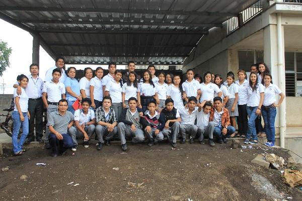 Grupo de  universitarios y estudiantes que participaron en charla sobre lengua materna.