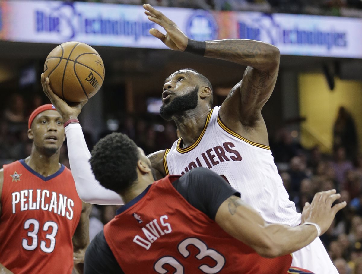 Lebron James volvió a ser figura con los Cavaliers de Cleveland al anotar 26 puntos en la victoria contra los Pelicans de Nueva Orleans. (Foto Prensa Libre: AP)