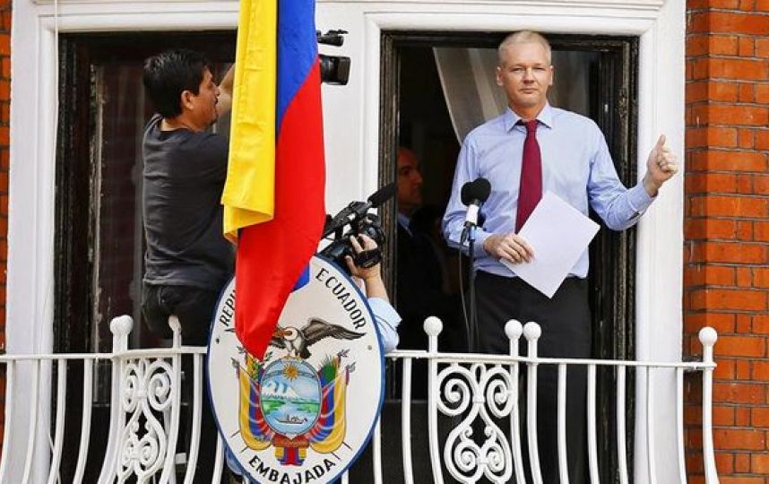 Julian Assange,(c) habla a la prensa desde el balcón de la Embajada de Ecuador en Londres.(Foto Prensa Libre:AFP).