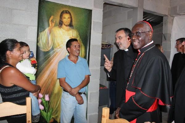 El cardenal Robert Sarah,  derecha, visita a una de las 17 familias beneficiadas en Cuilapa, Santa Rosa.