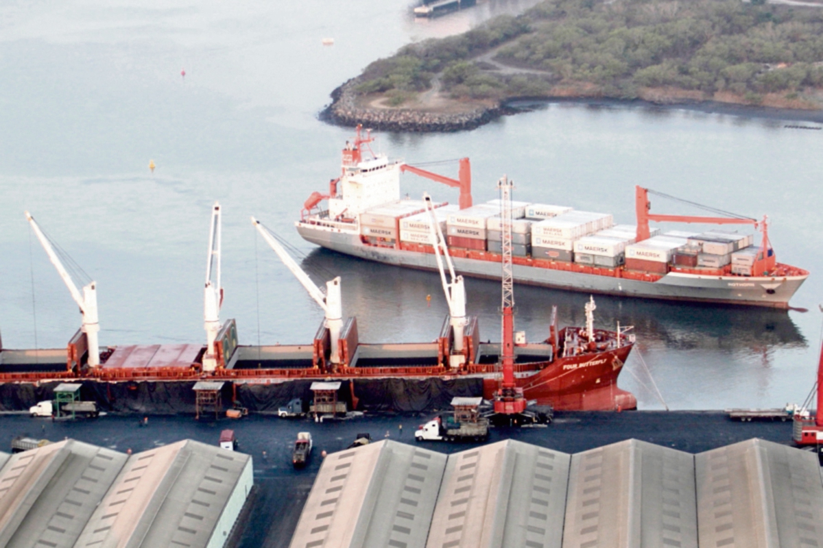 Movimiento de carga portuaria sumó 23.9 millones de toneladas métricas el año pasado. (Foto Prensa Libre: EDWIN BERCIAN)